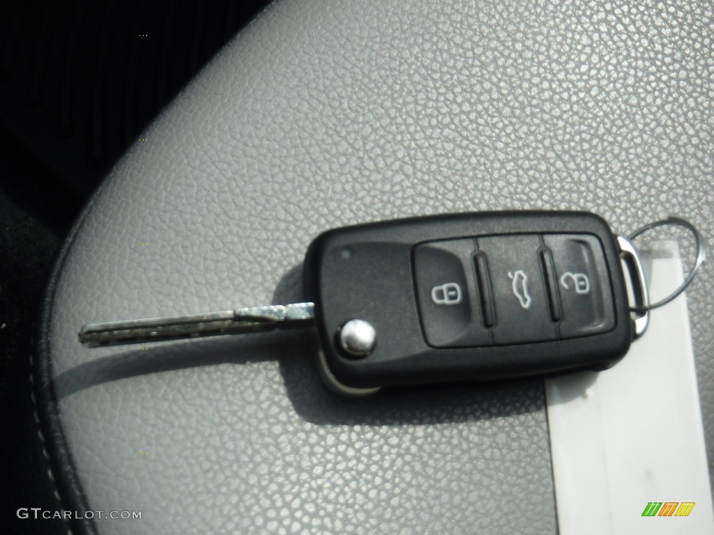 2015 Volkswagen Passat Sport Sedan Keys Photos
