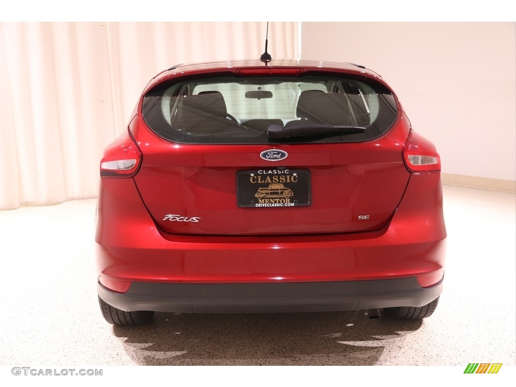 2017 Focus SE Hatch - Ruby Red / Charcoal Black photo #16