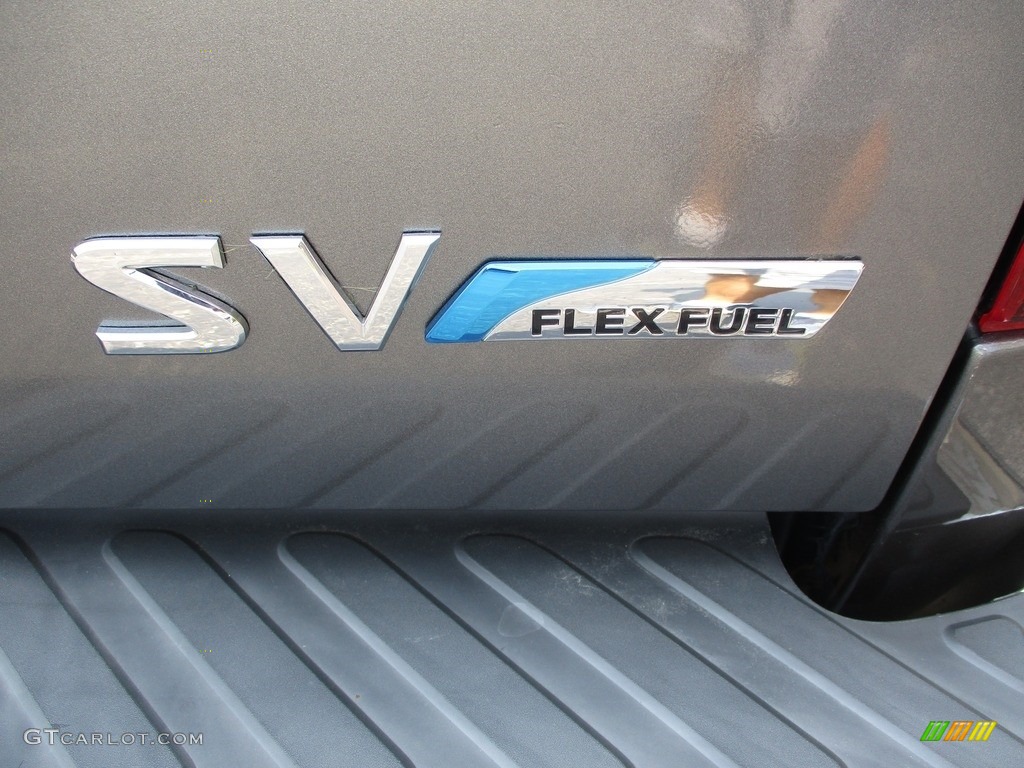 2017 Nissan Frontier SV Crew Cab 4x4 Marks and Logos Photos