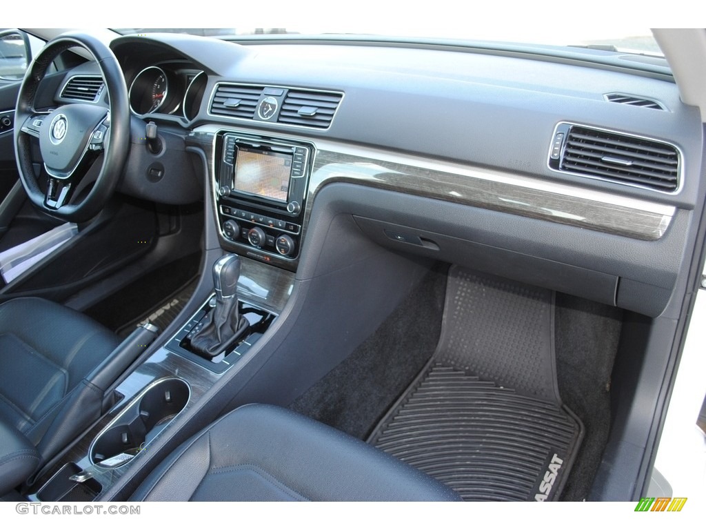 Titan Black Interior 2017 Volkswagen Passat SE Sedan Photo #139378778
