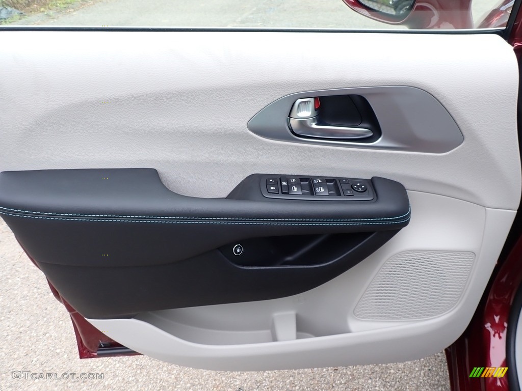2020 Chrysler Pacifica Hybrid Touring L Alloy/Black Door Panel Photo #139395045