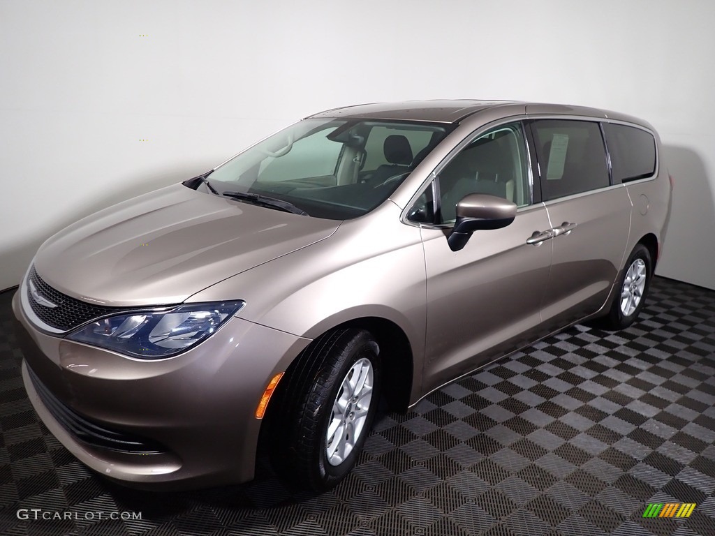 2017 Chrysler Pacifica Touring Exterior Photos