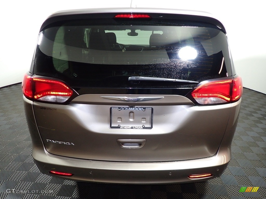 2017 Pacifica Touring - Molten Silver / Black/Alloy photo #11