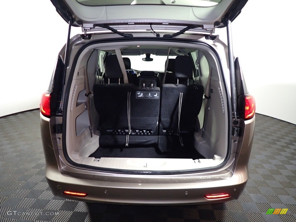 2017 Pacifica Touring - Molten Silver / Black/Alloy photo #12