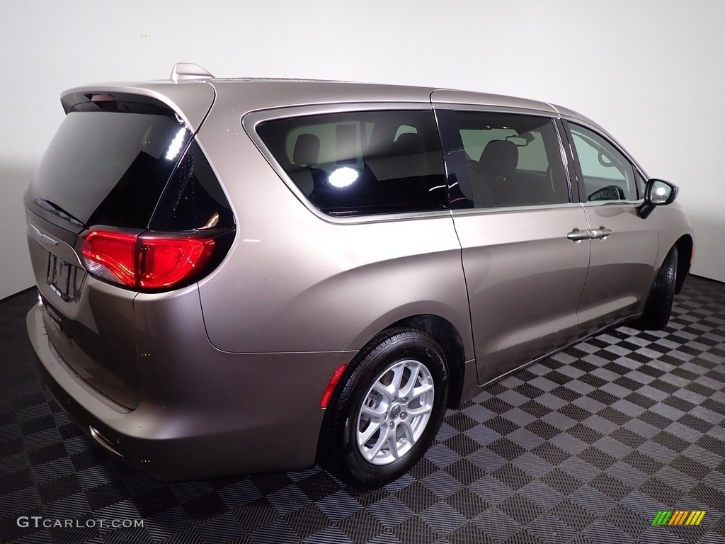 2017 Pacifica Touring - Molten Silver / Black/Alloy photo #16