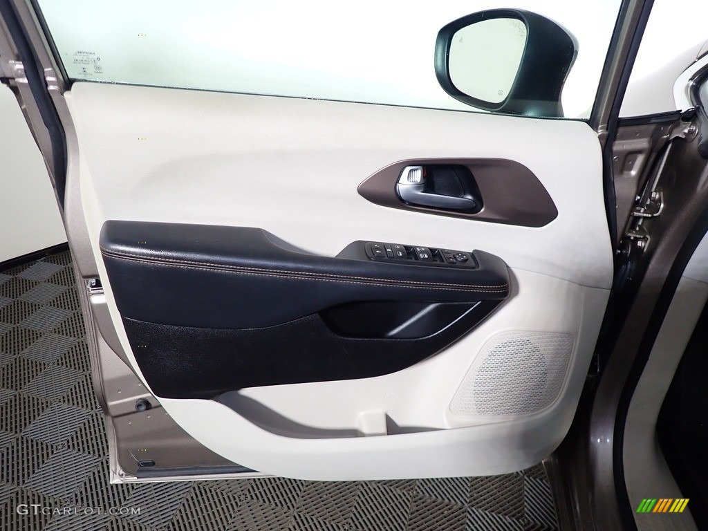 2017 Pacifica Touring - Molten Silver / Black/Alloy photo #18