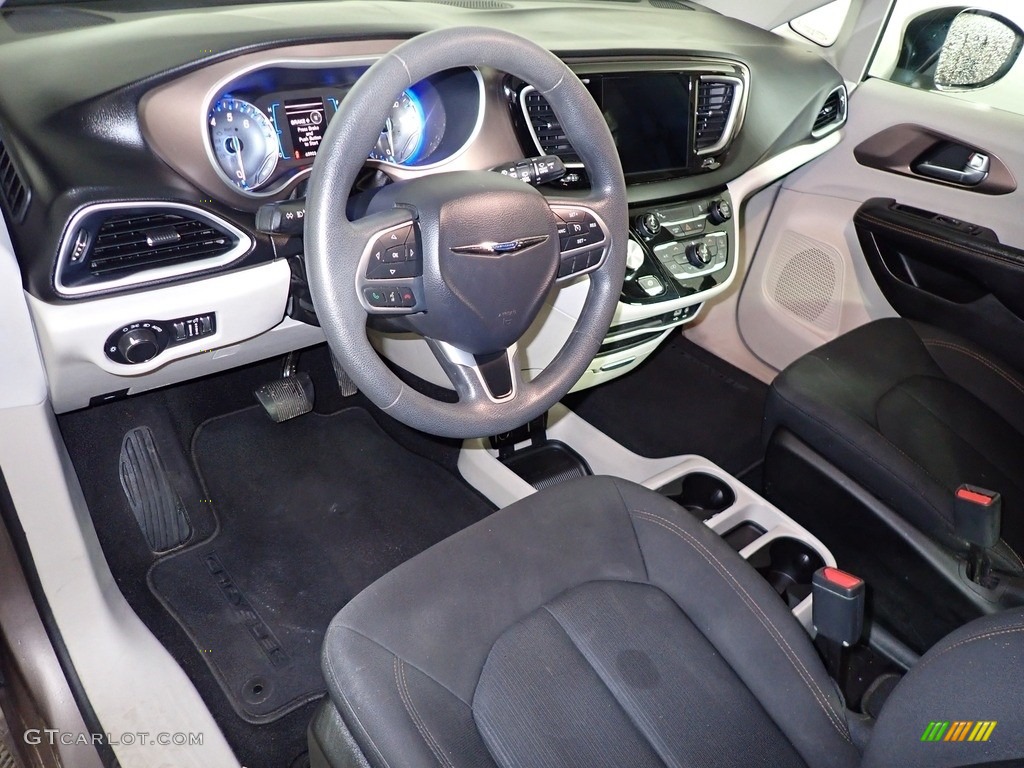 2017 Pacifica Touring - Molten Silver / Black/Alloy photo #20