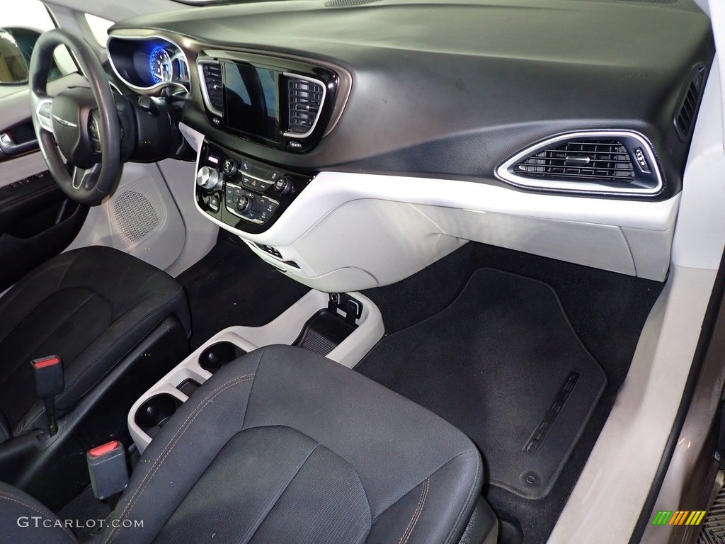 2017 Pacifica Touring - Molten Silver / Black/Alloy photo #28