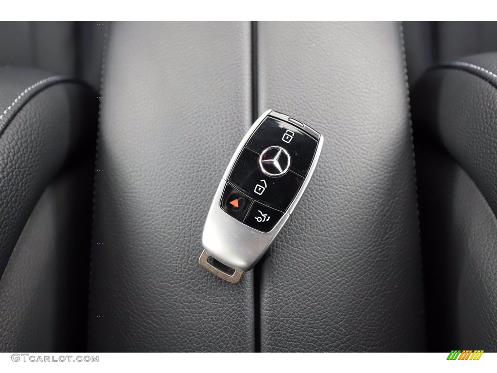 2017 Mercedes-Benz E 300 4Matic Sedan Keys Photos
