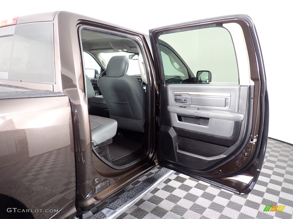 2017 1500 Big Horn Crew Cab 4x4 - Luxury Brown Pearl / Black/Diesel Gray photo #31