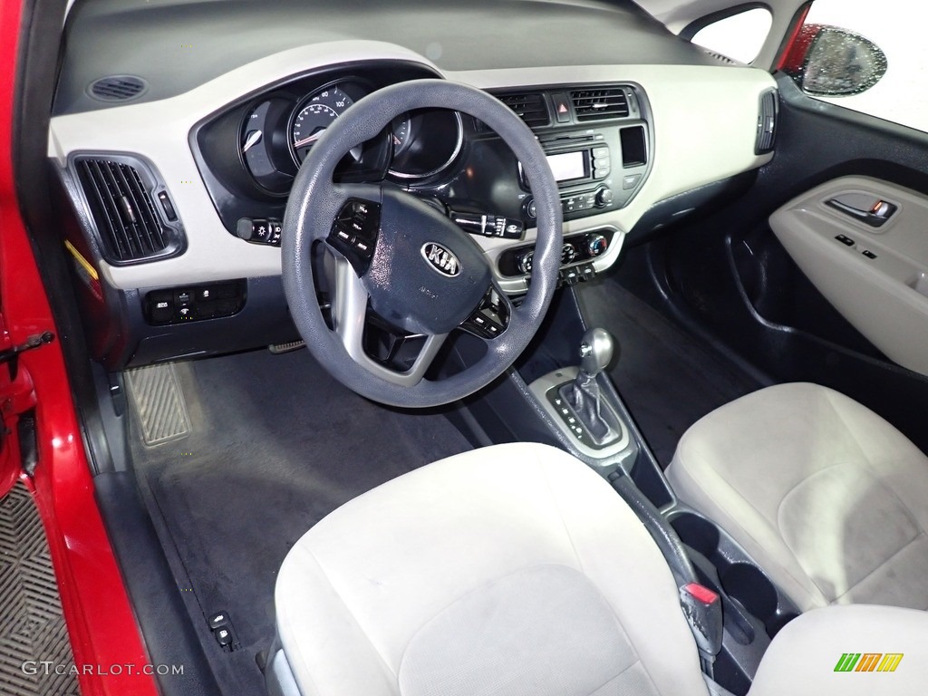 2013 Rio LX Sedan - Signal Red / Beige photo #18
