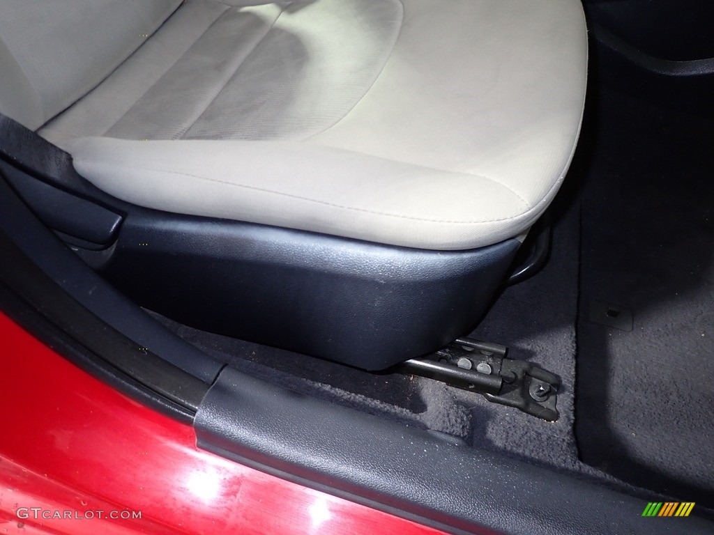 2013 Rio LX Sedan - Signal Red / Beige photo #25
