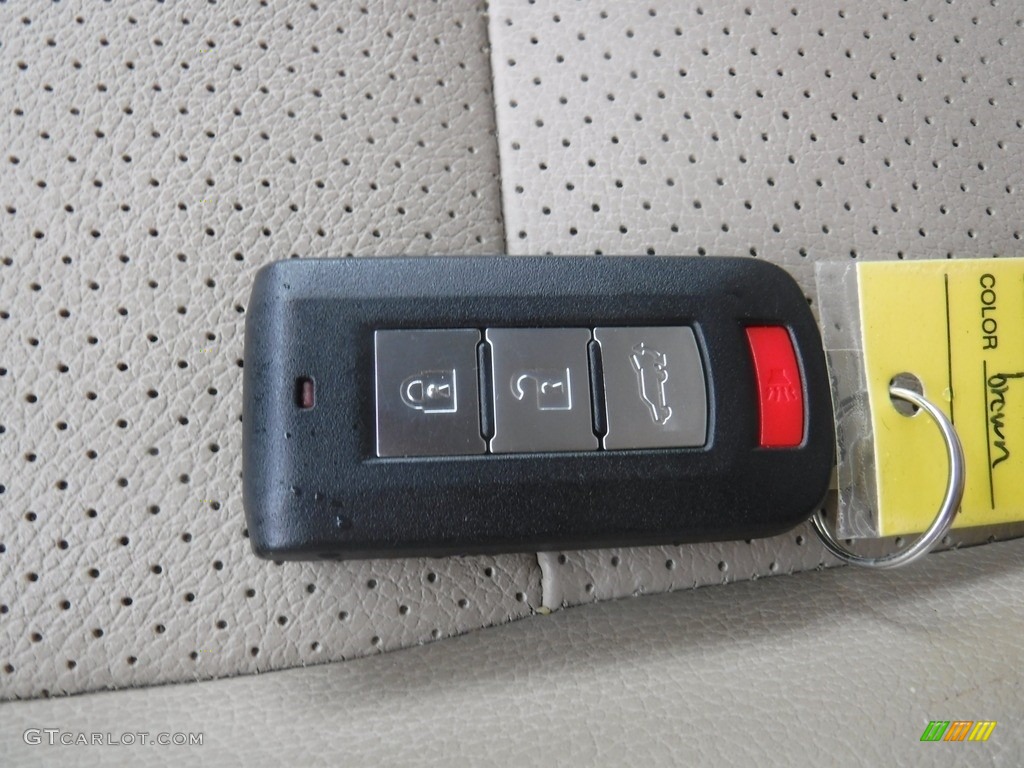 2016 Mitsubishi Outlander SEL S-AWC Keys Photos