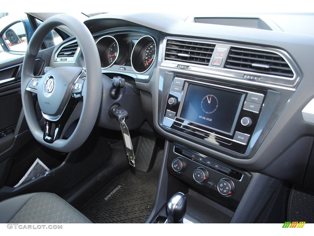 2018 Volkswagen Tiguan S Controls Photo #139479273