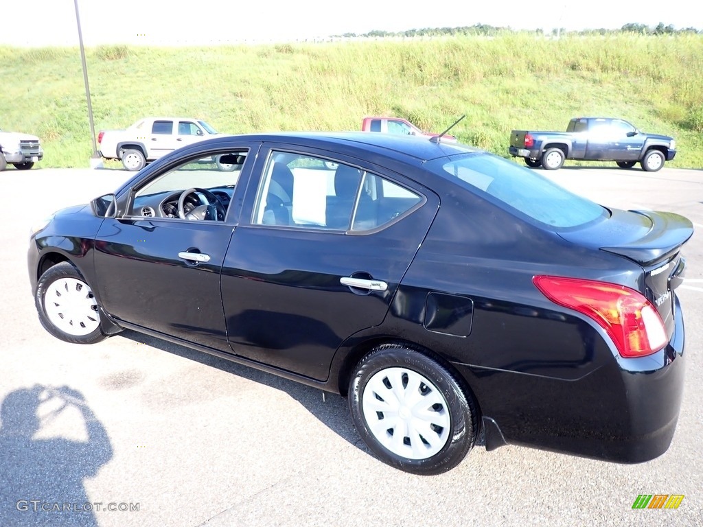 2016 Versa SV Sedan - Super Black / Charcoal photo #9