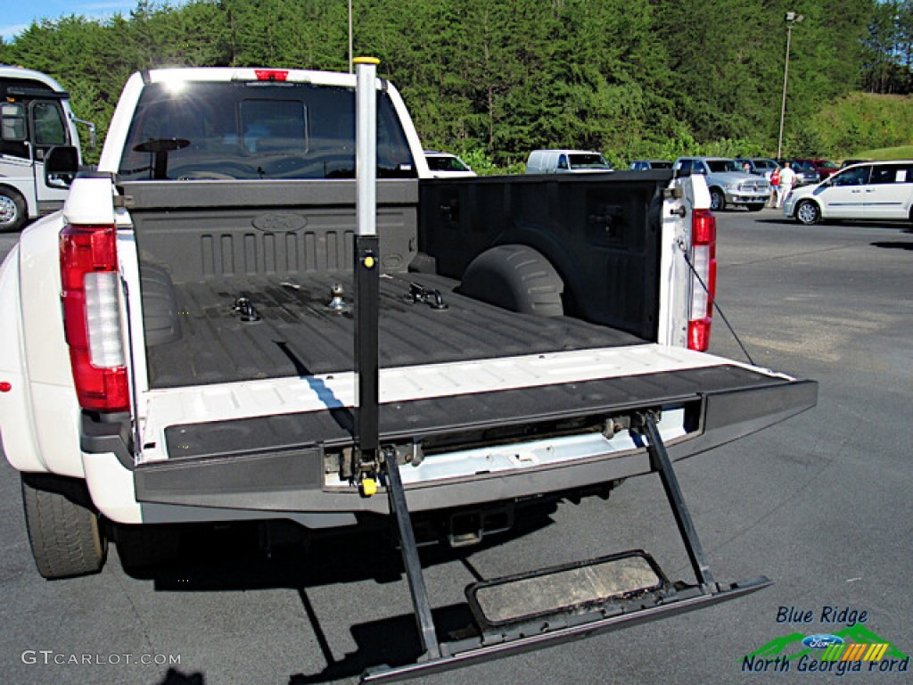 2017 F450 Super Duty Platinum Crew Cab 4x4 - White Platinum / Black/Brunello photo #13