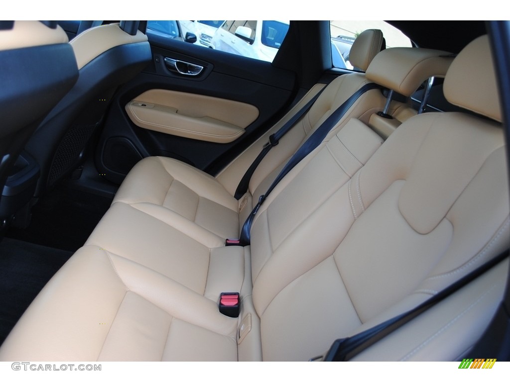 2018 XC60 T5 AWD Momentum - Denim Blue Metallic / Amber photo #11