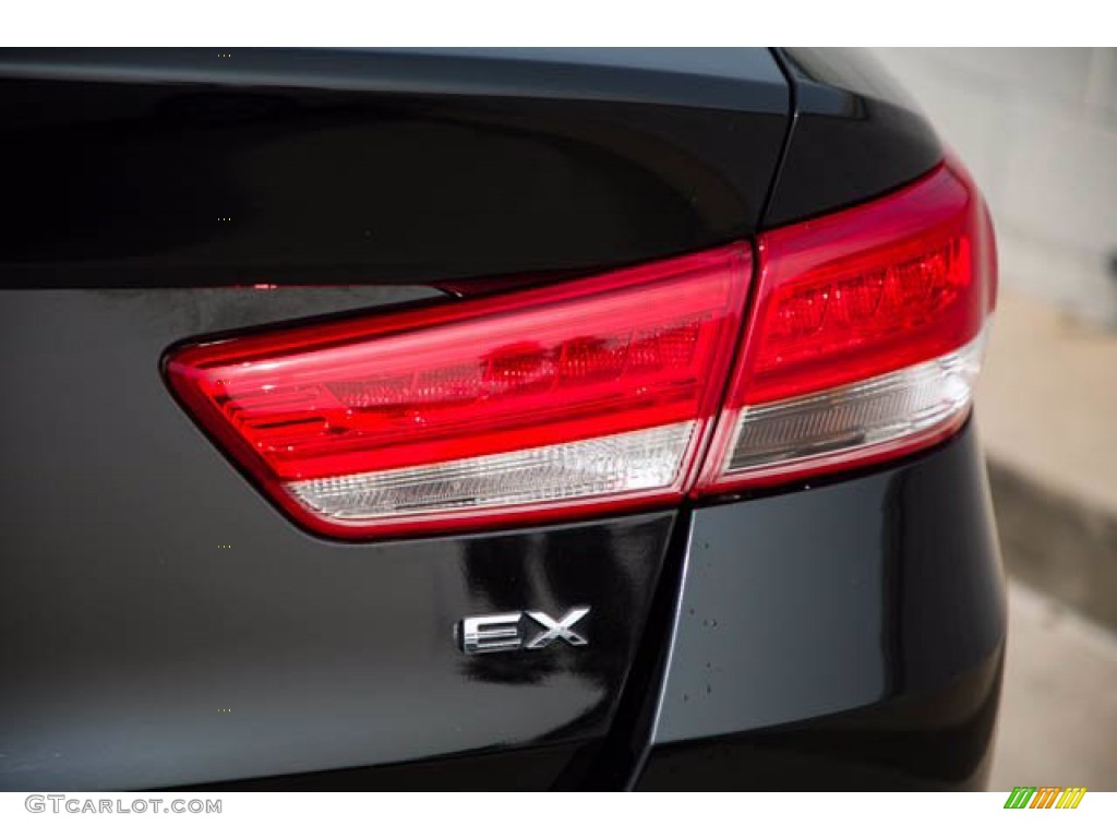 2017 Kia Optima EX Marks and Logos Photos