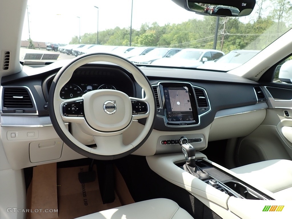 2021 Volvo XC90 T5 AWD Momentum Blonde/Charcoal Dashboard Photo #139561544