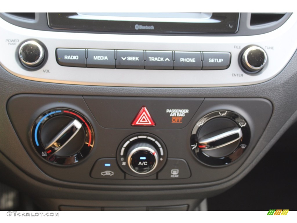 2021 Hyundai Accent SE Controls Photo #139570004