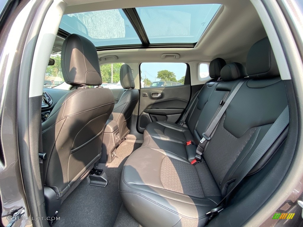 2021 Compass Latitude 4x4 - Granite Crystal Metallic / Black photo #3