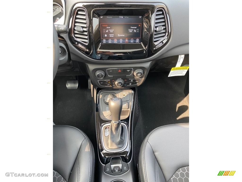 2021 Compass Latitude 4x4 - Granite Crystal Metallic / Black photo #6