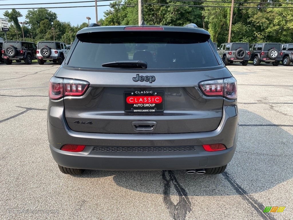2021 Compass Latitude 4x4 - Granite Crystal Metallic / Black photo #10