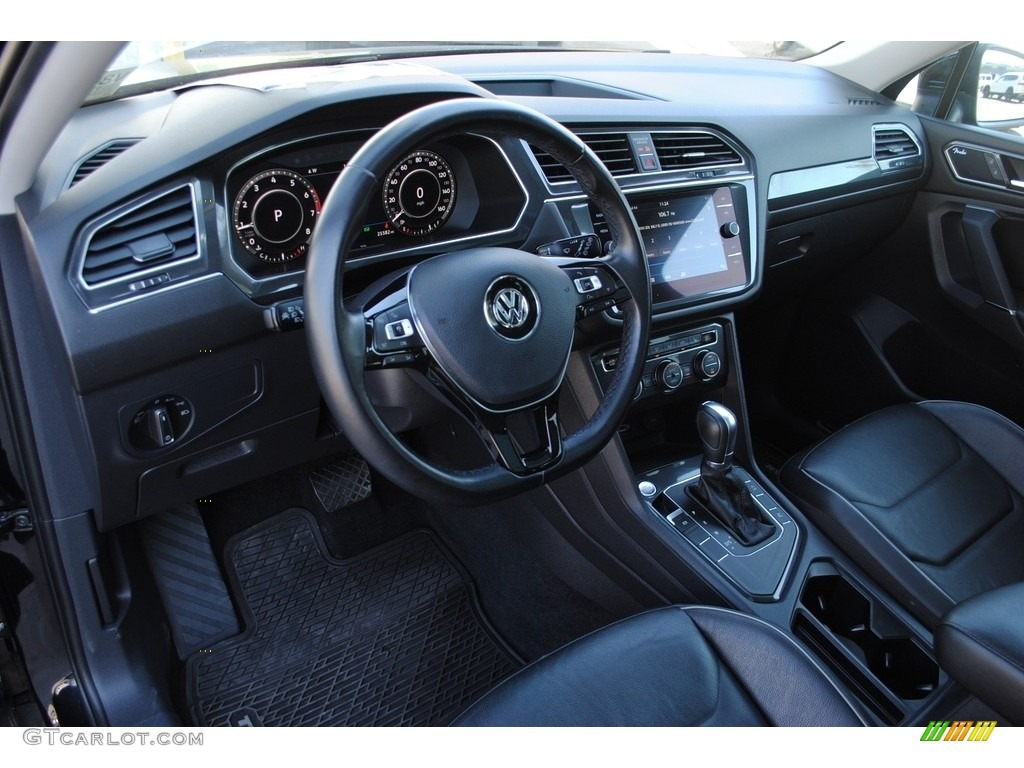 Titan Black Interior 2018 Volkswagen Tiguan SEL Photo #139590878