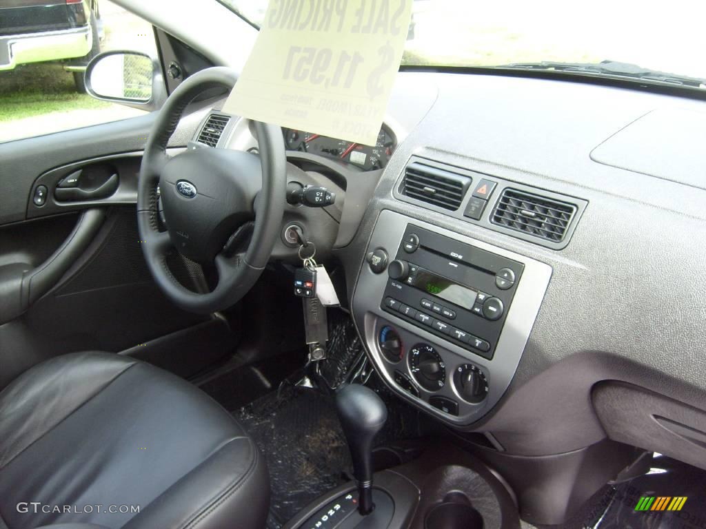 2005 Focus ZX5 SES Hatchback - Liquid Grey Metallic / Charcoal/Charcoal photo #17