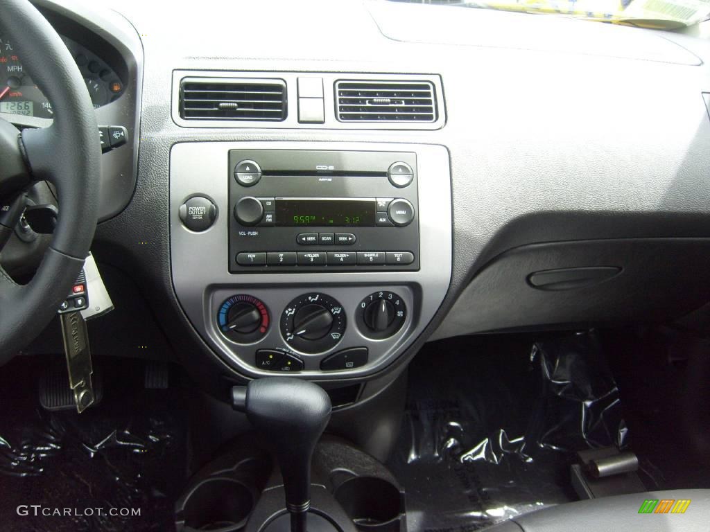 2005 Focus ZX5 SES Hatchback - Liquid Grey Metallic / Charcoal/Charcoal photo #21