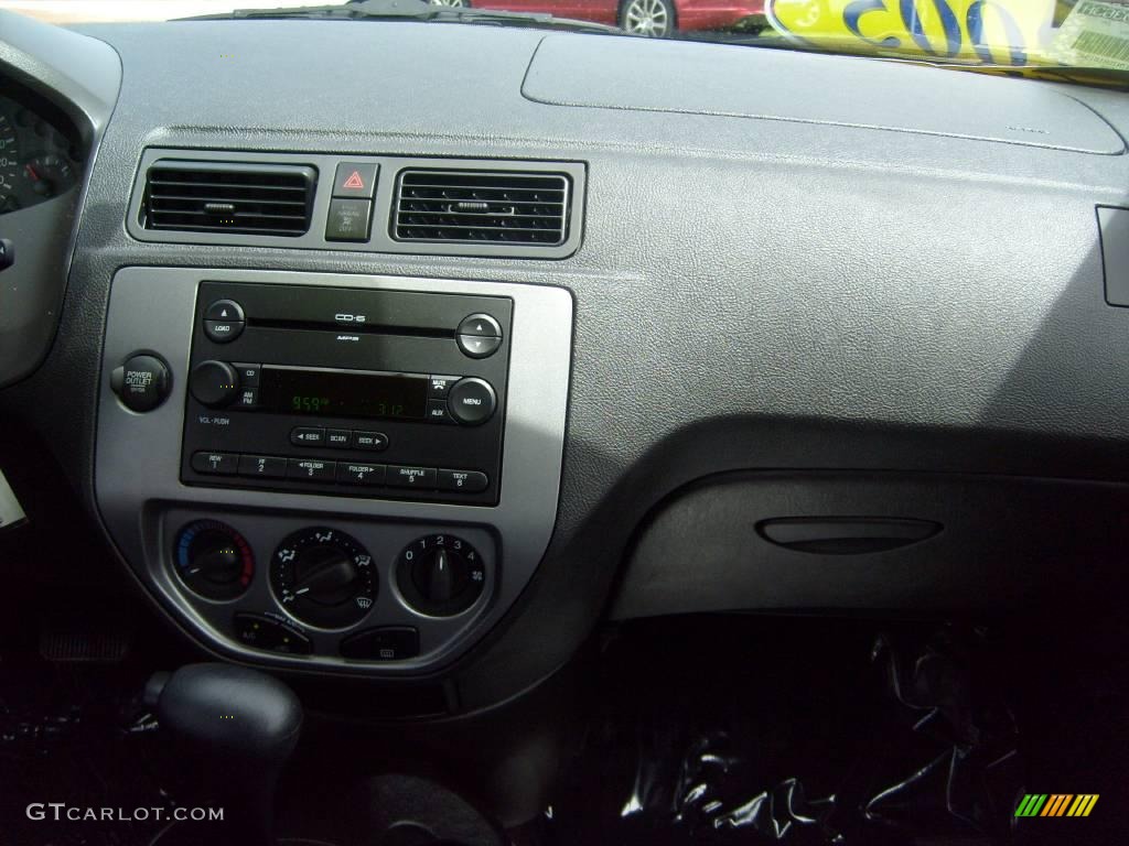 2005 Focus ZX5 SES Hatchback - Liquid Grey Metallic / Charcoal/Charcoal photo #24