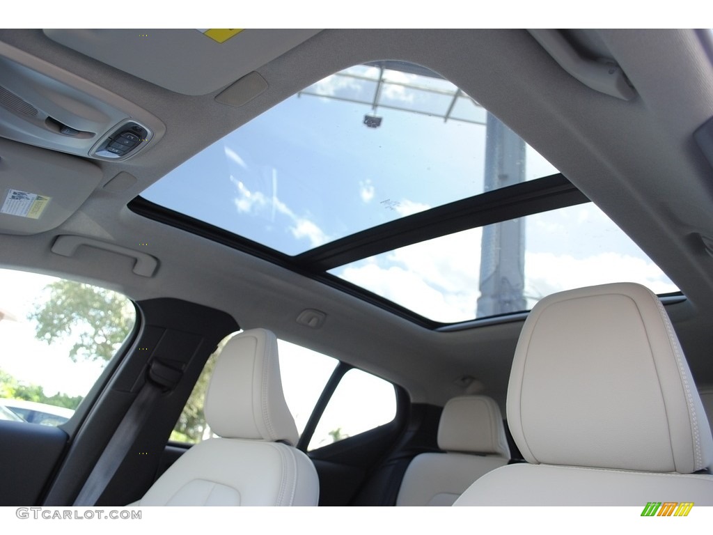 2020 XC40 T5 Momentum AWD - Black Stone / Blond/Charcoal photo #13
