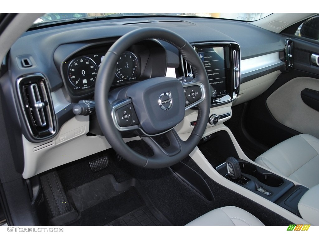 2020 XC40 T5 Momentum AWD - Black Stone / Blond/Charcoal photo #15