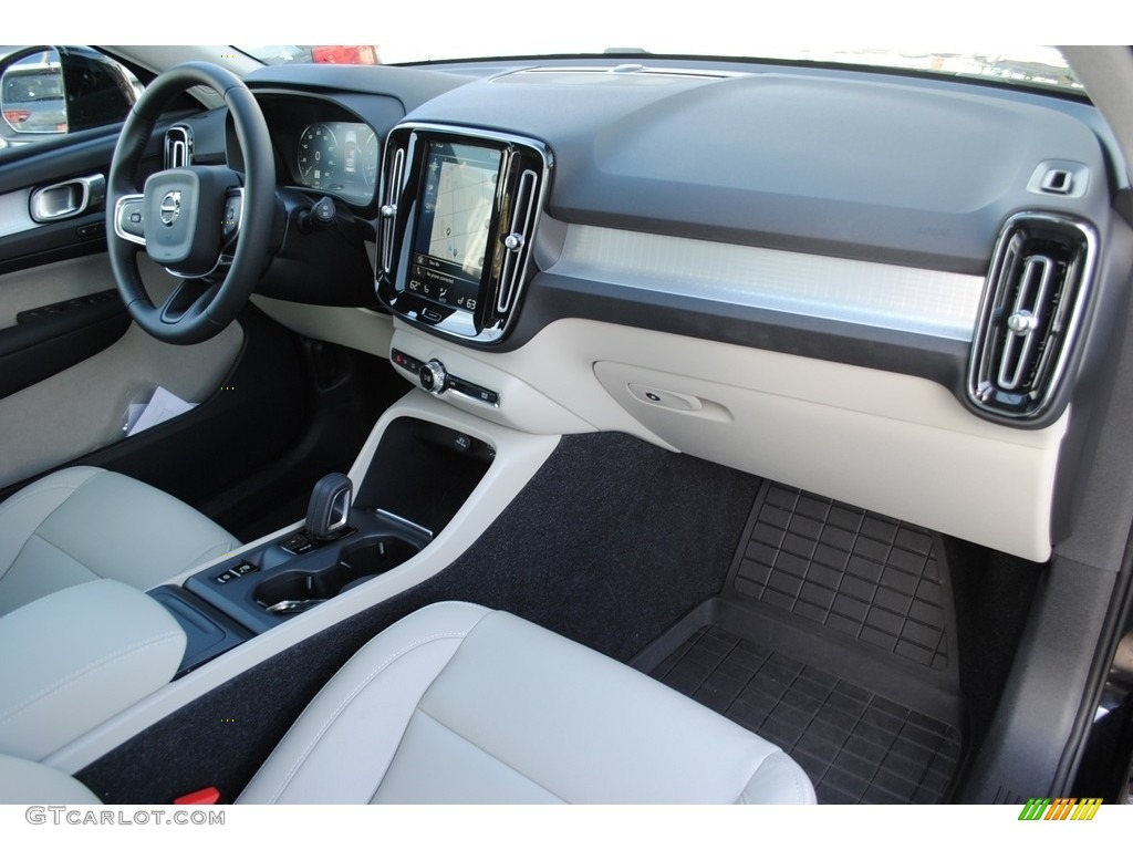 2020 XC40 T5 Momentum AWD - Black Stone / Blond/Charcoal photo #18