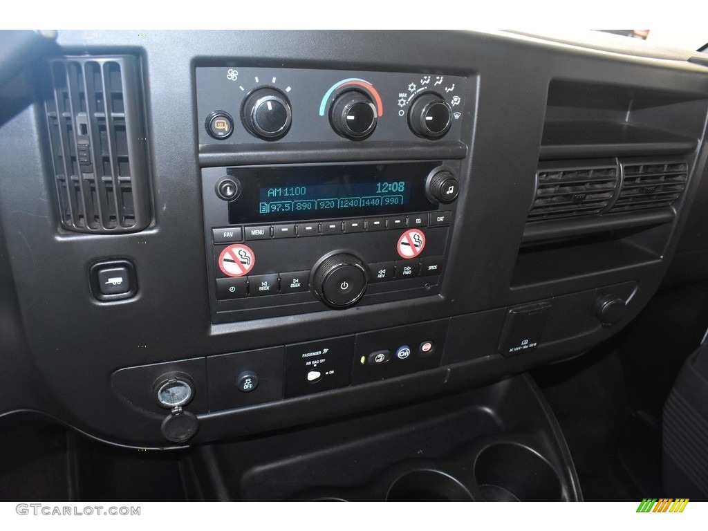 2018 Chevrolet Express 3500 Passenger LT Controls Photo #139635199