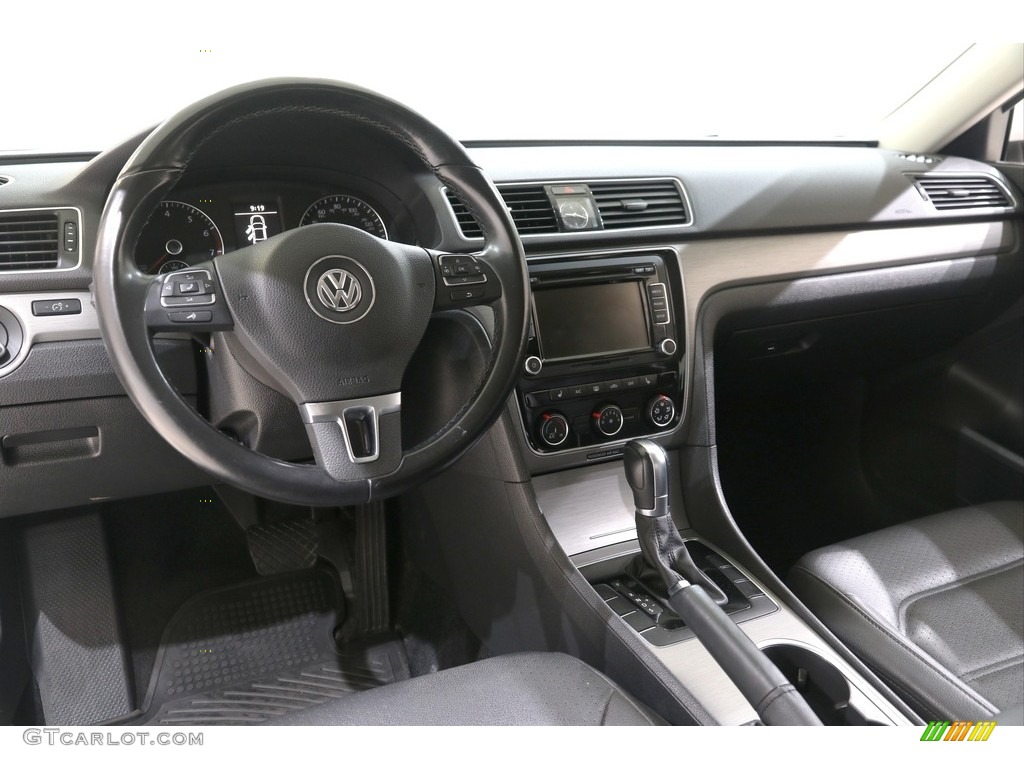 2015 Volkswagen Passat SE Sedan Titan Black Dashboard Photo #139650184