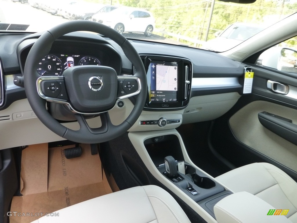 Blond/Charcoal Interior 2021 Volvo XC40 T5 Momentum AWD Photo #139659772