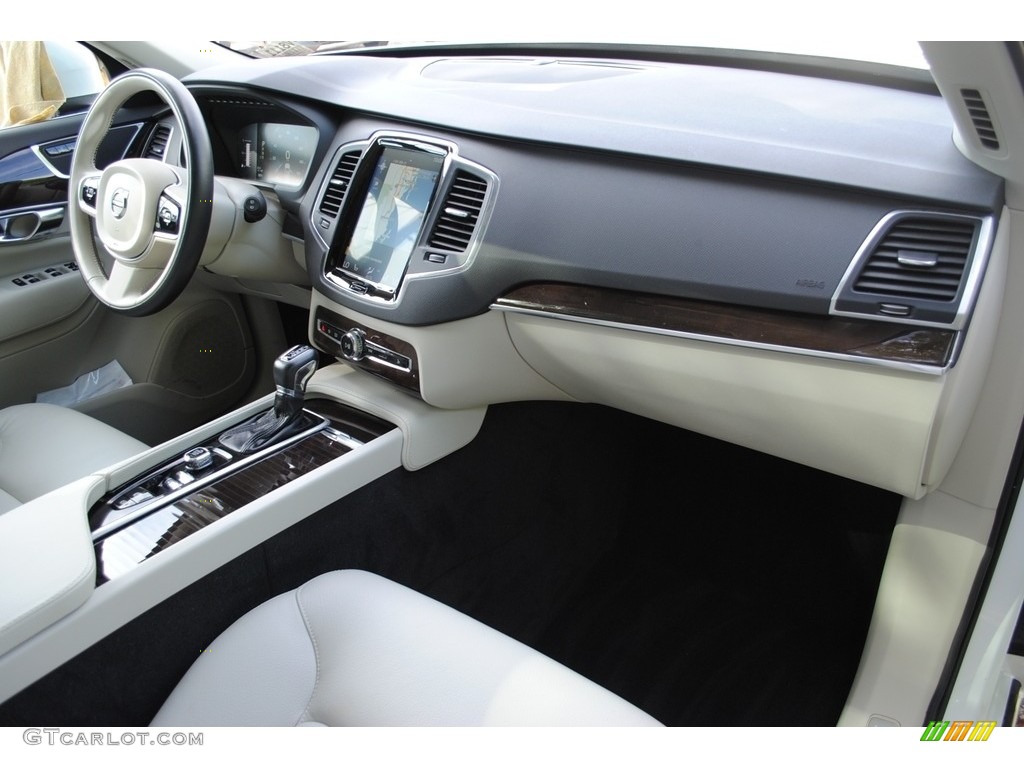2019 Volvo XC90 T5 Momentum Dashboard Photos
