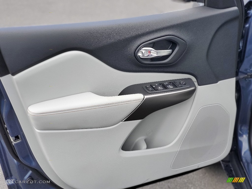 2021 Jeep Cherokee Latitude Lux 4x4 Ski Gray/Black Door Panel Photo #139680190