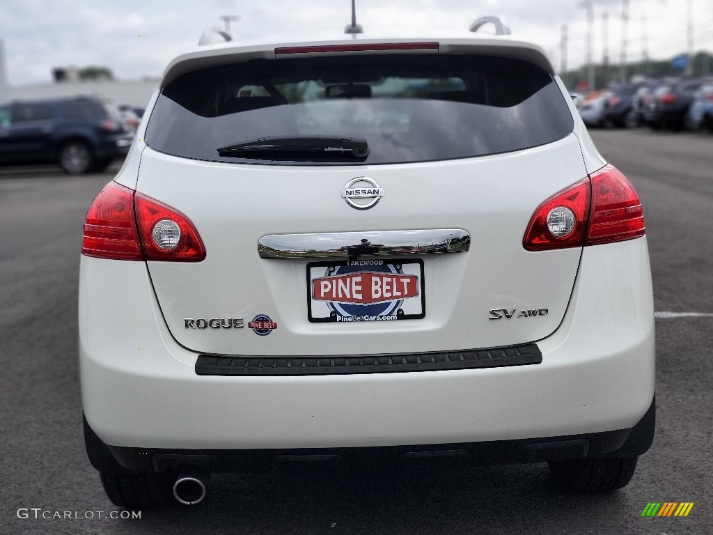 2011 Rogue SV AWD - Pearl White / Black photo #12