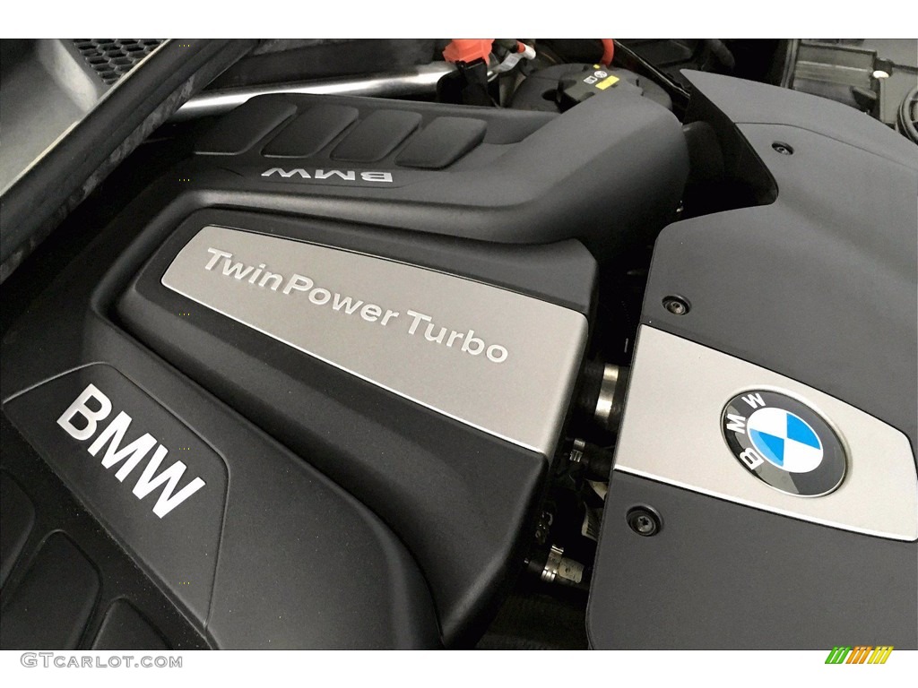 2017 BMW X5 xDrive50i Marks and Logos Photos