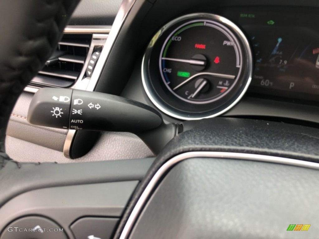 2020 Toyota Camry Hybrid XLE Controls Photo #139707285
