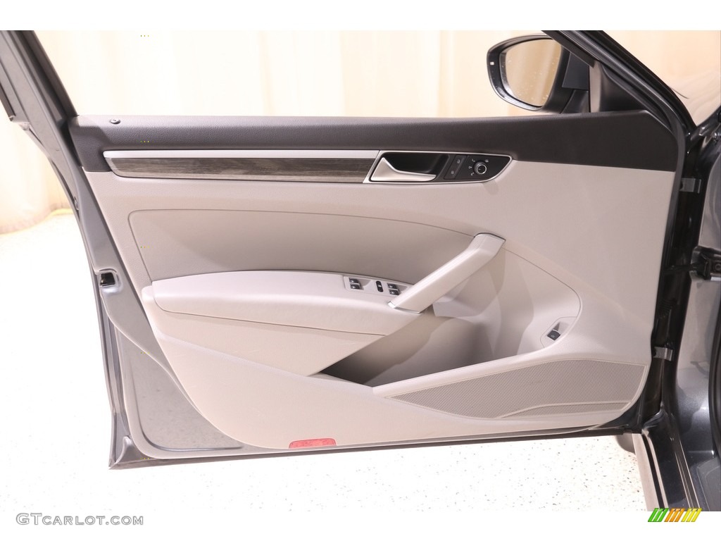 2017 Volkswagen Passat SE Sedan Moonrock Gray Door Panel Photo #139710634