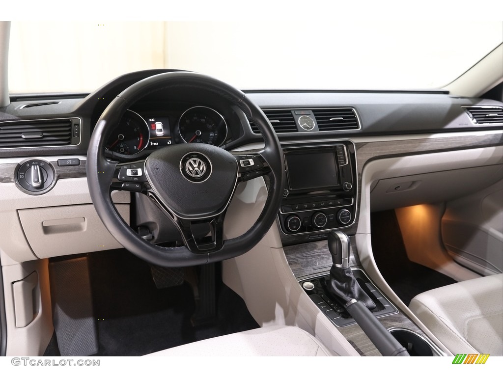 Moonrock Gray Interior 2017 Volkswagen Passat SE Sedan Photo #139710700