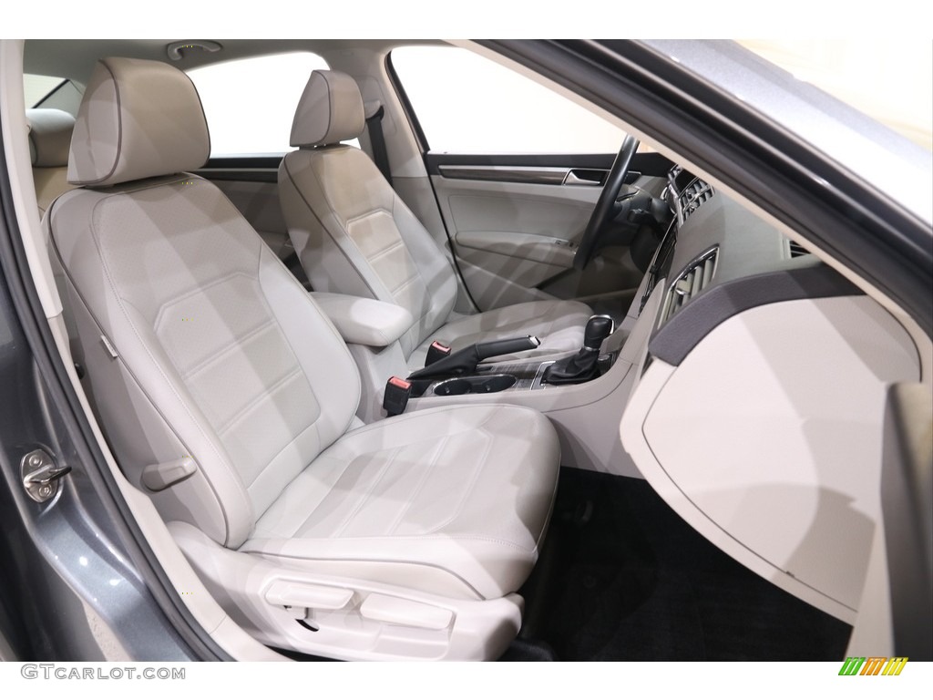 Moonrock Gray Interior 2017 Volkswagen Passat SE Sedan Photo #139710940