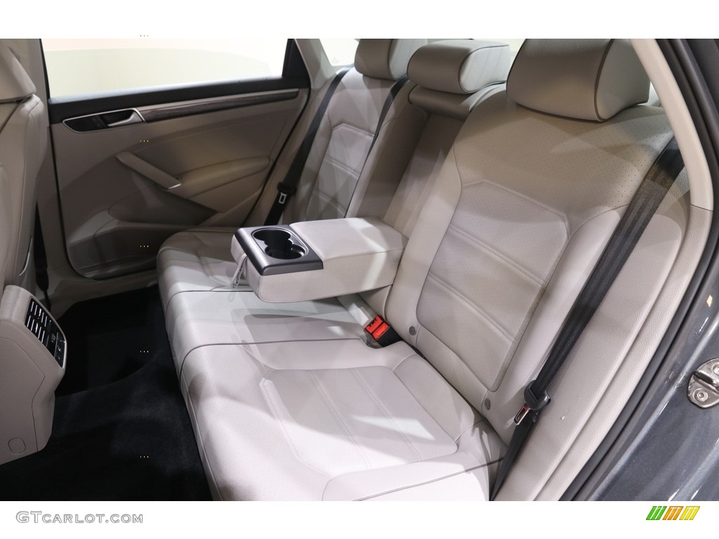 Moonrock Gray Interior 2017 Volkswagen Passat SE Sedan Photo #139711006