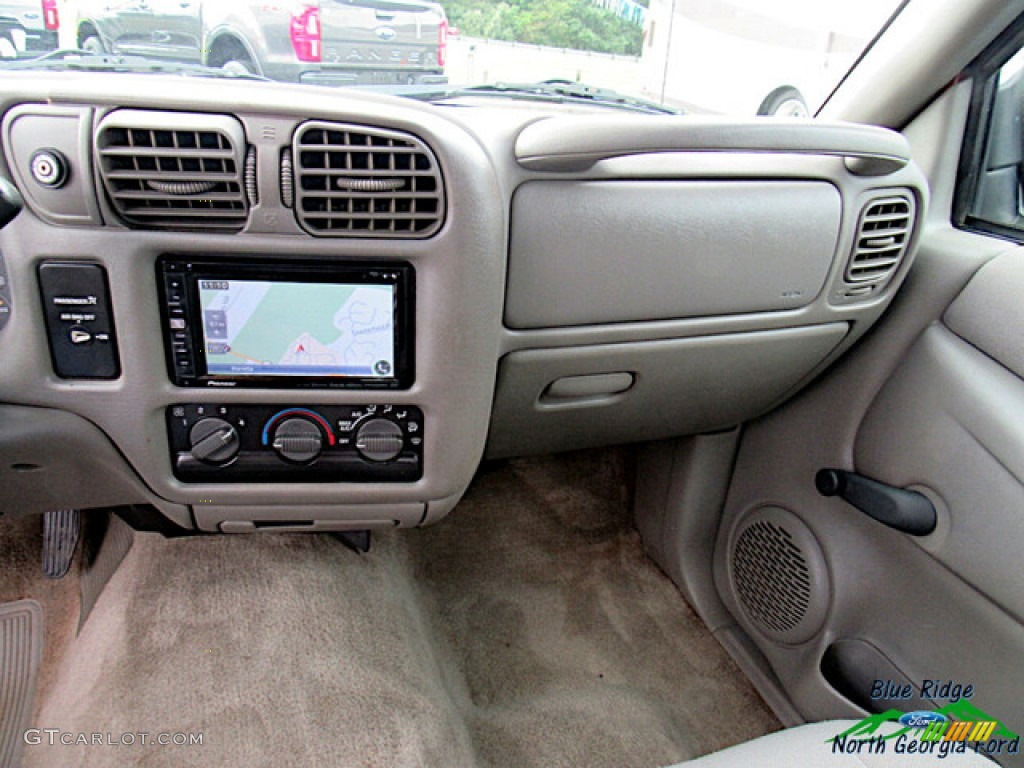 2003 GMC Sonoma SLS Regular Cab Medium Gray Dashboard Photo #139712545
