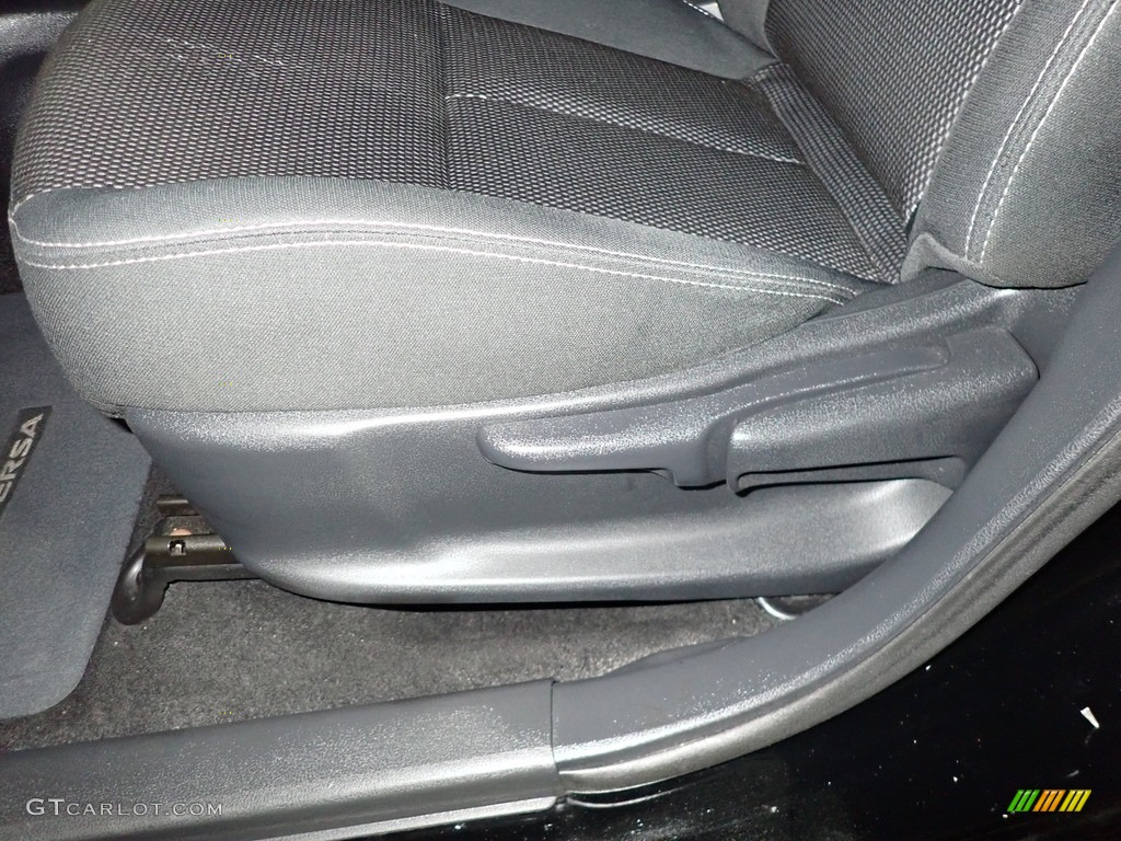 2016 Versa SV Sedan - Super Black / Charcoal photo #16