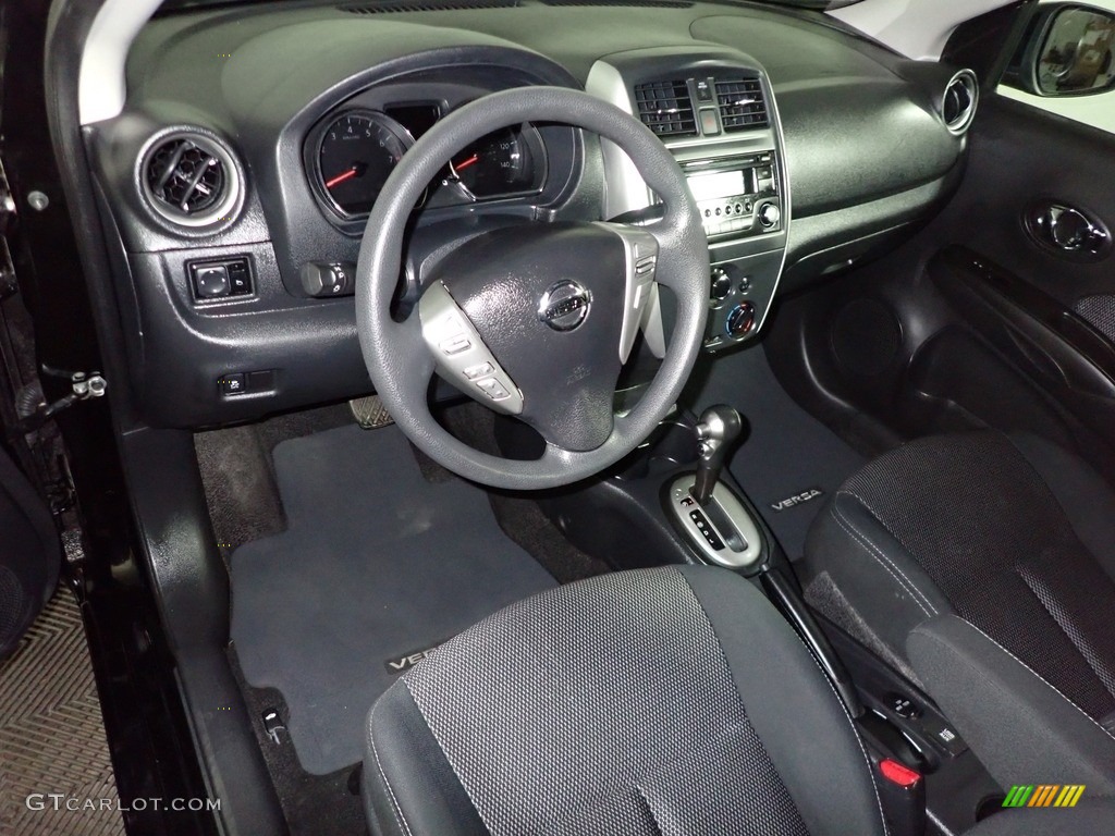 2016 Versa SV Sedan - Super Black / Charcoal photo #17