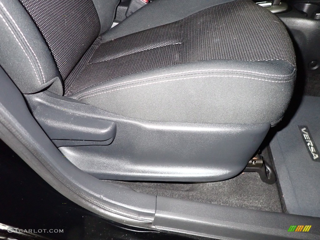 2016 Versa SV Sedan - Super Black / Charcoal photo #24